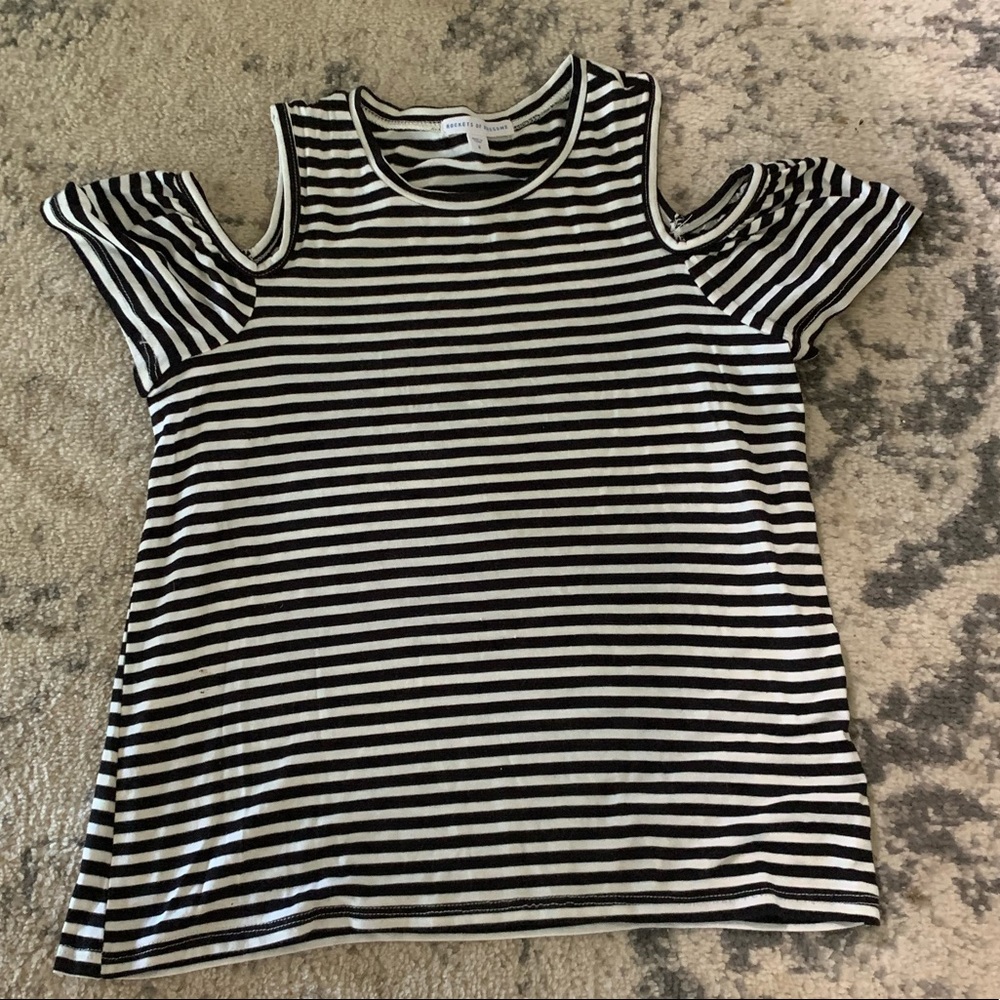 New boutique girls cold shoulder tee, size 8